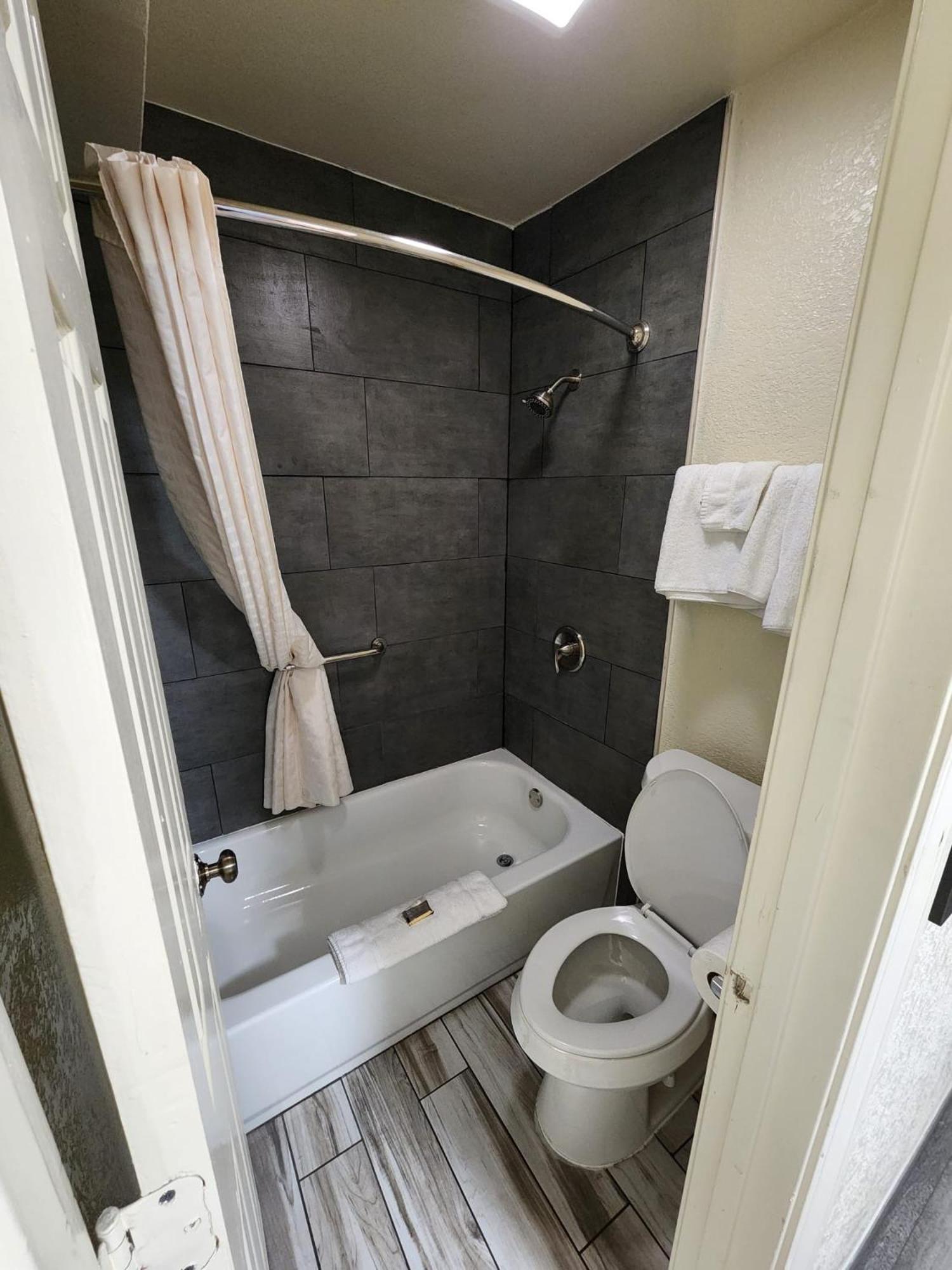 גרינסבורו Green Garden Inn מראה חיצוני תמונה